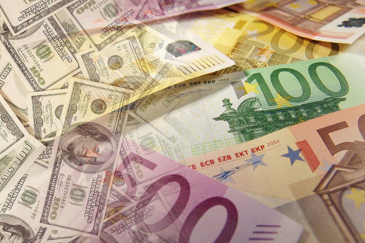 Переводить евро в доллары