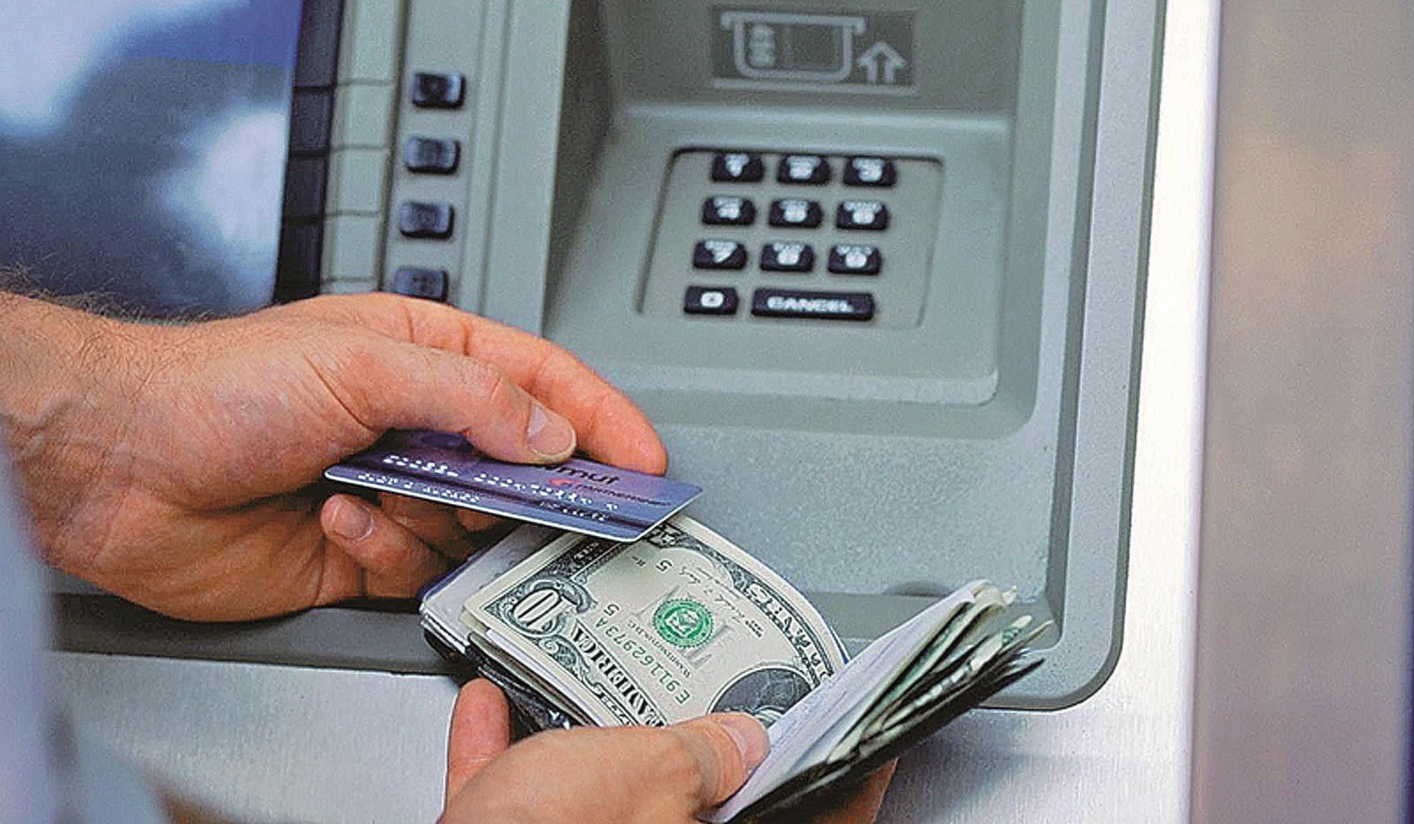 Деньги в банкомате. Банкомат выдает деньги. Доллары в банкомате. Долларовые банкоматы.