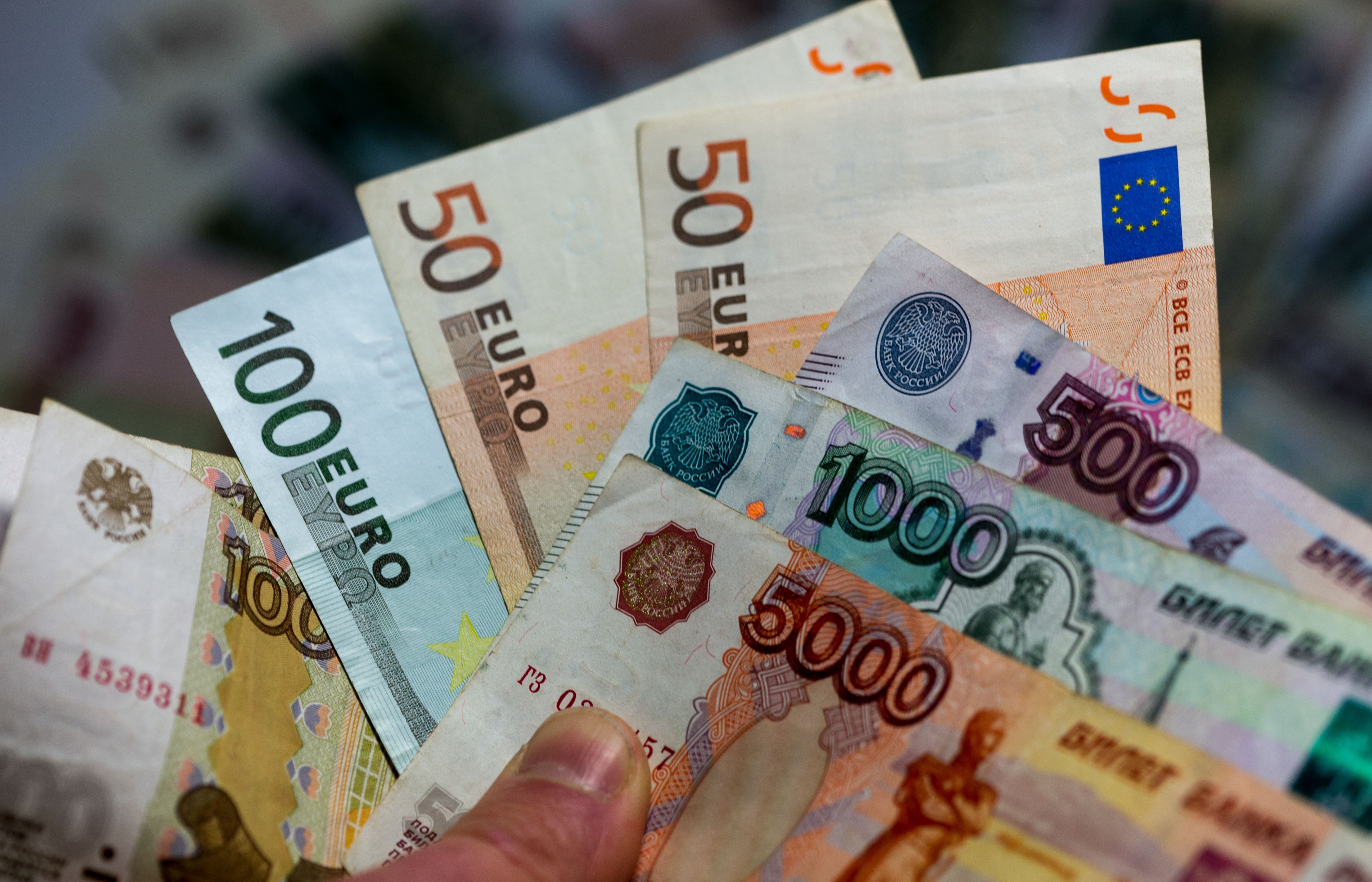 Доллар евро российский. Доллар евро рубль. Иностранная валюта. Иностранная валюта в рублях. Евро в рубли.